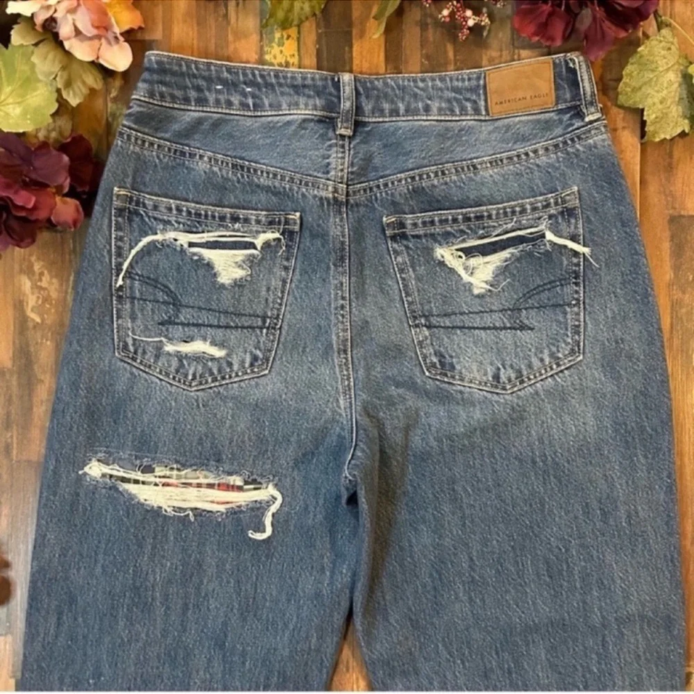 AMERICAN EAGLE NWT High Rise Distressed Plaid Patch Mom Jeans 8 - Picture 10 of 13